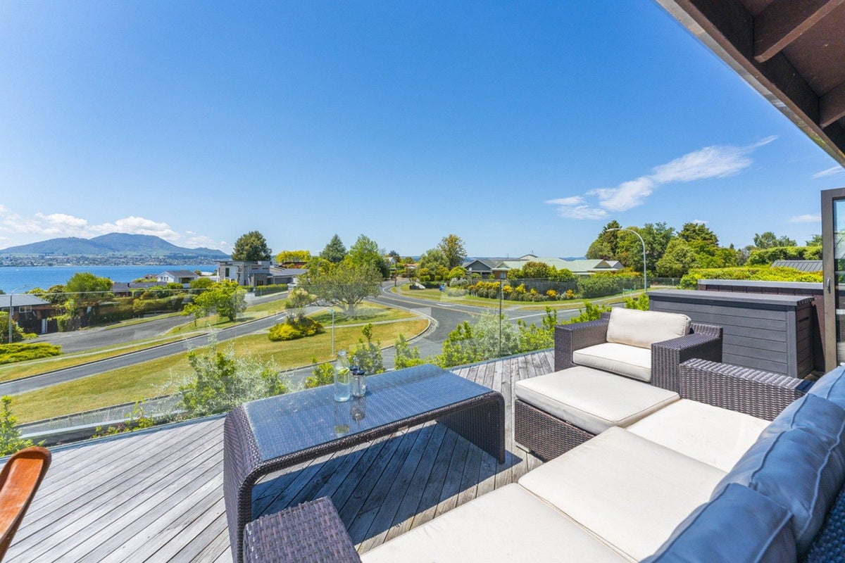 11 Krissell Place, Acacia Bay, Taupo - Carousel 1