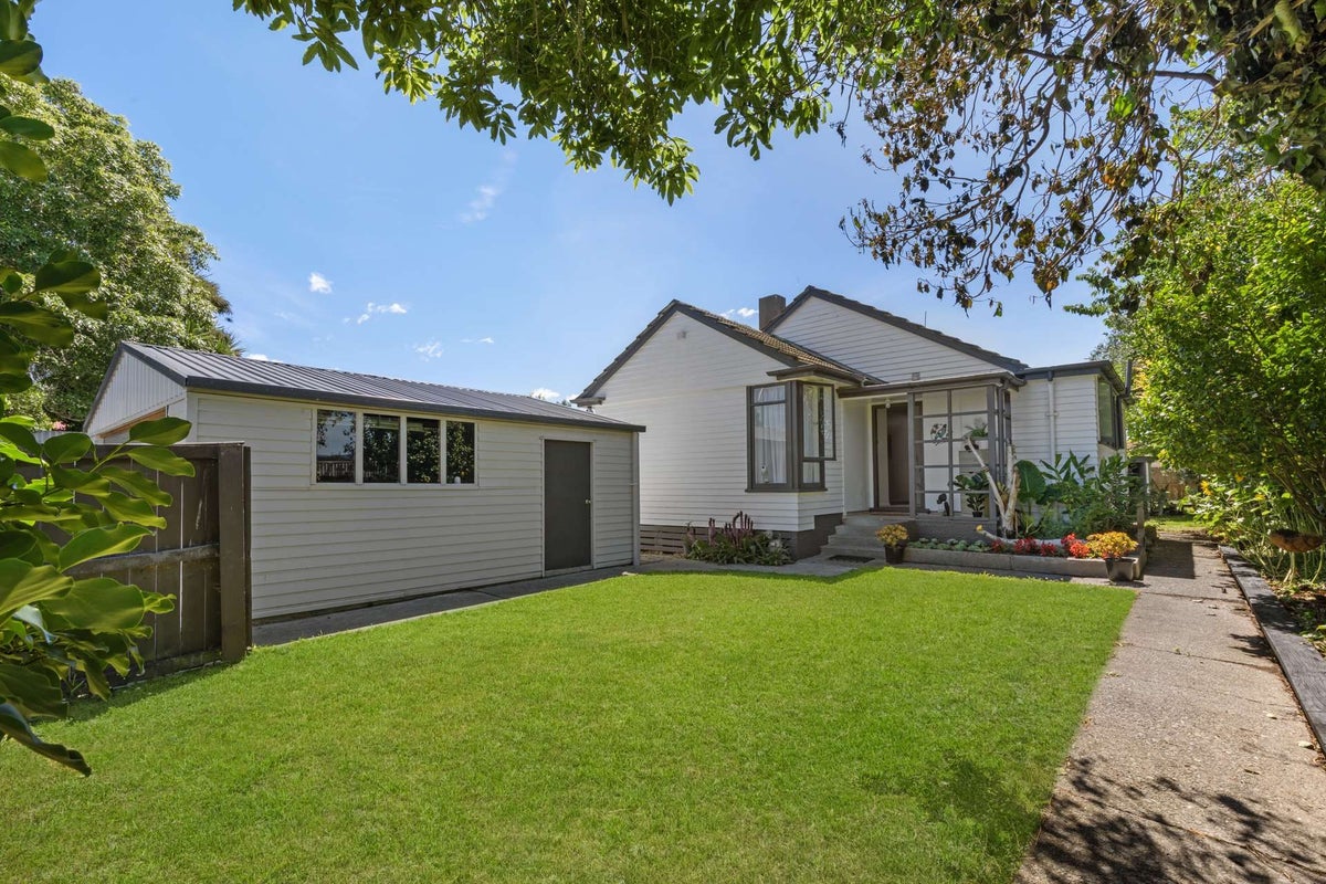 4 Crewe Crescent, Hokowhitu, Palmerston North - Carousel 1