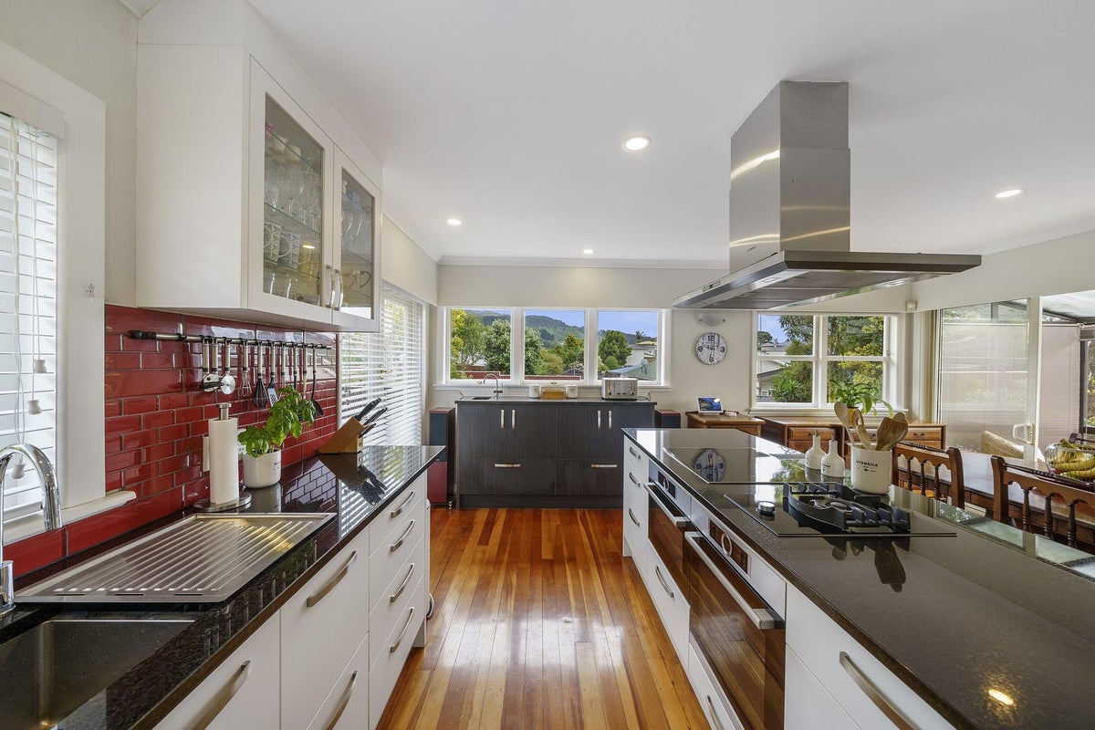 7 Saint Johns Terrace, Tawa, Wellington - Carousel 2