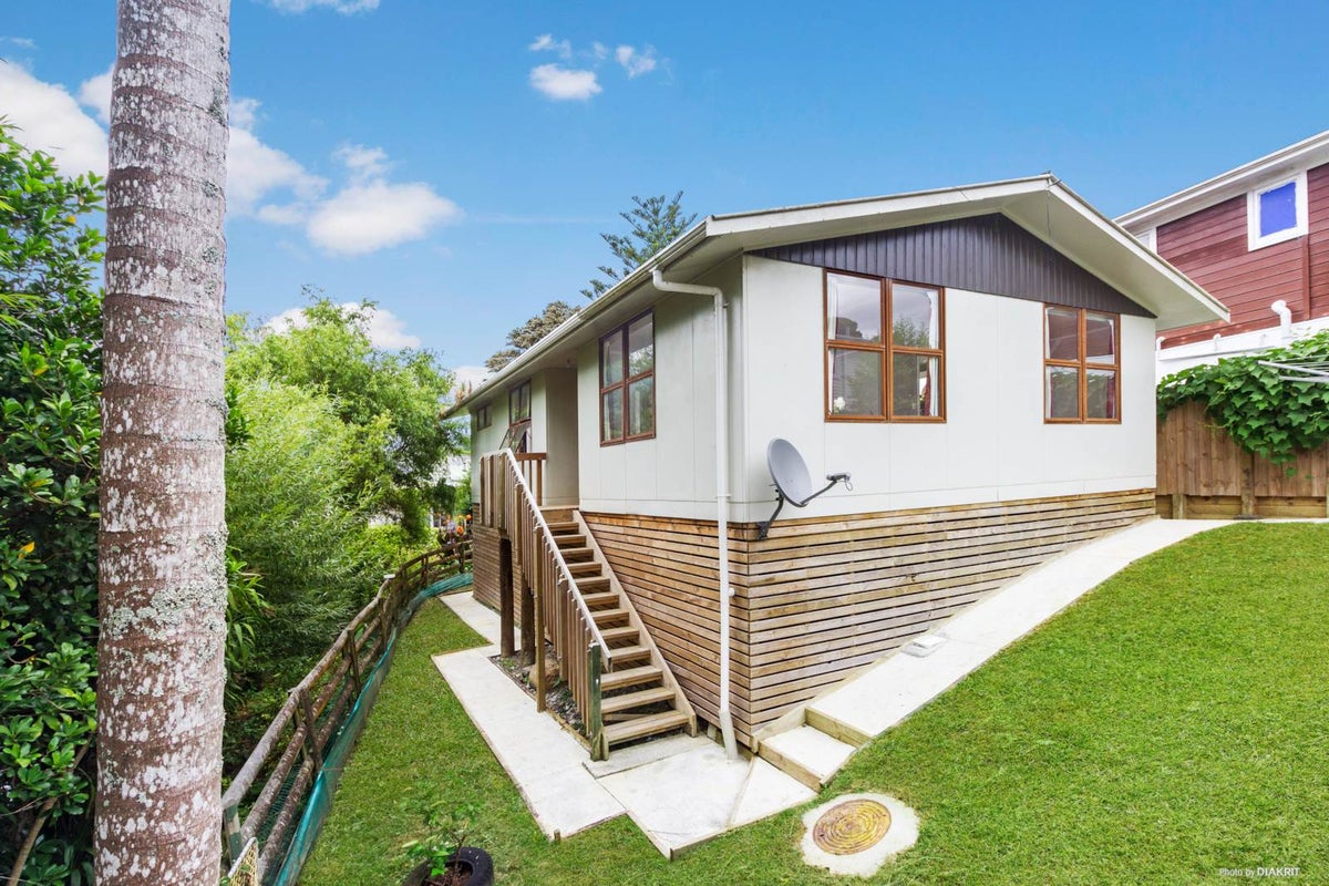9A Surat Place, Glen Eden, Auckland - Carousel 1