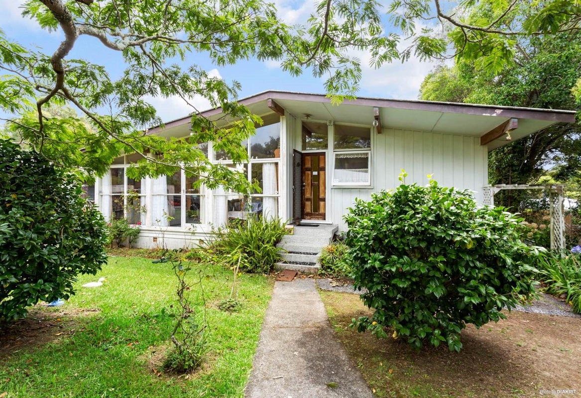 8 Emirau Place, Glenfield, Auckland - Carousel 1