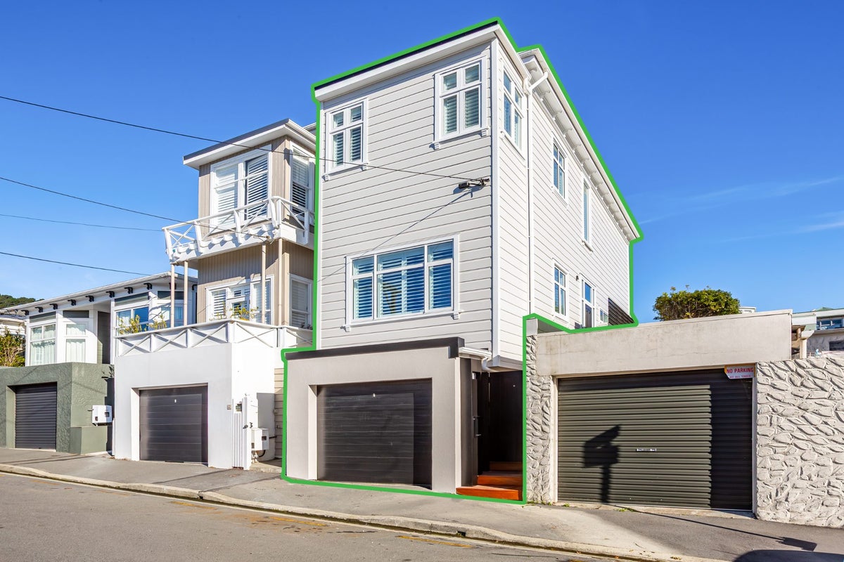 2 Caroline Street, Mount Victoria, Wellington - Carousel 1