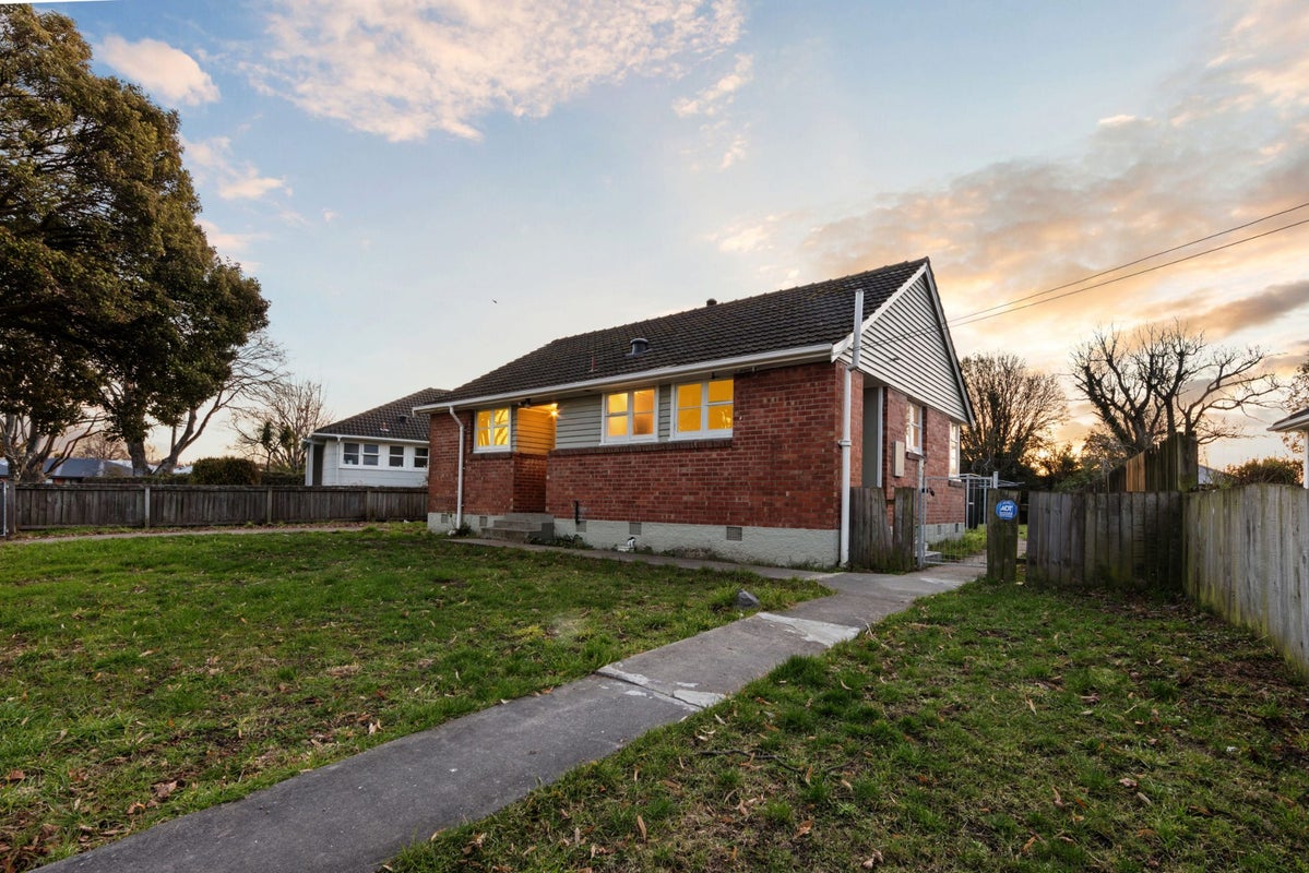 8 Hooker Avenue, Bryndwr, Christchurch - Carousel 1