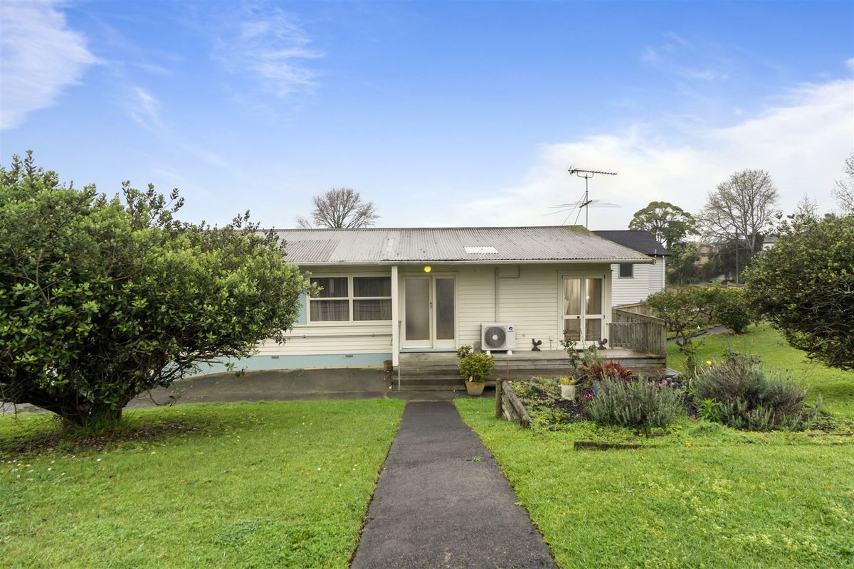 10 Diana Drive, Glenfield, Auckland - Carousel 2