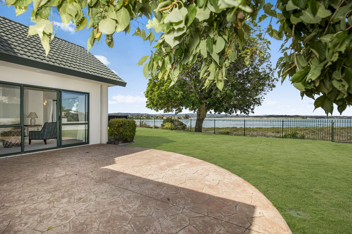 82 Glenross Drive, Wattle Downs, Auckland - Carousel 2