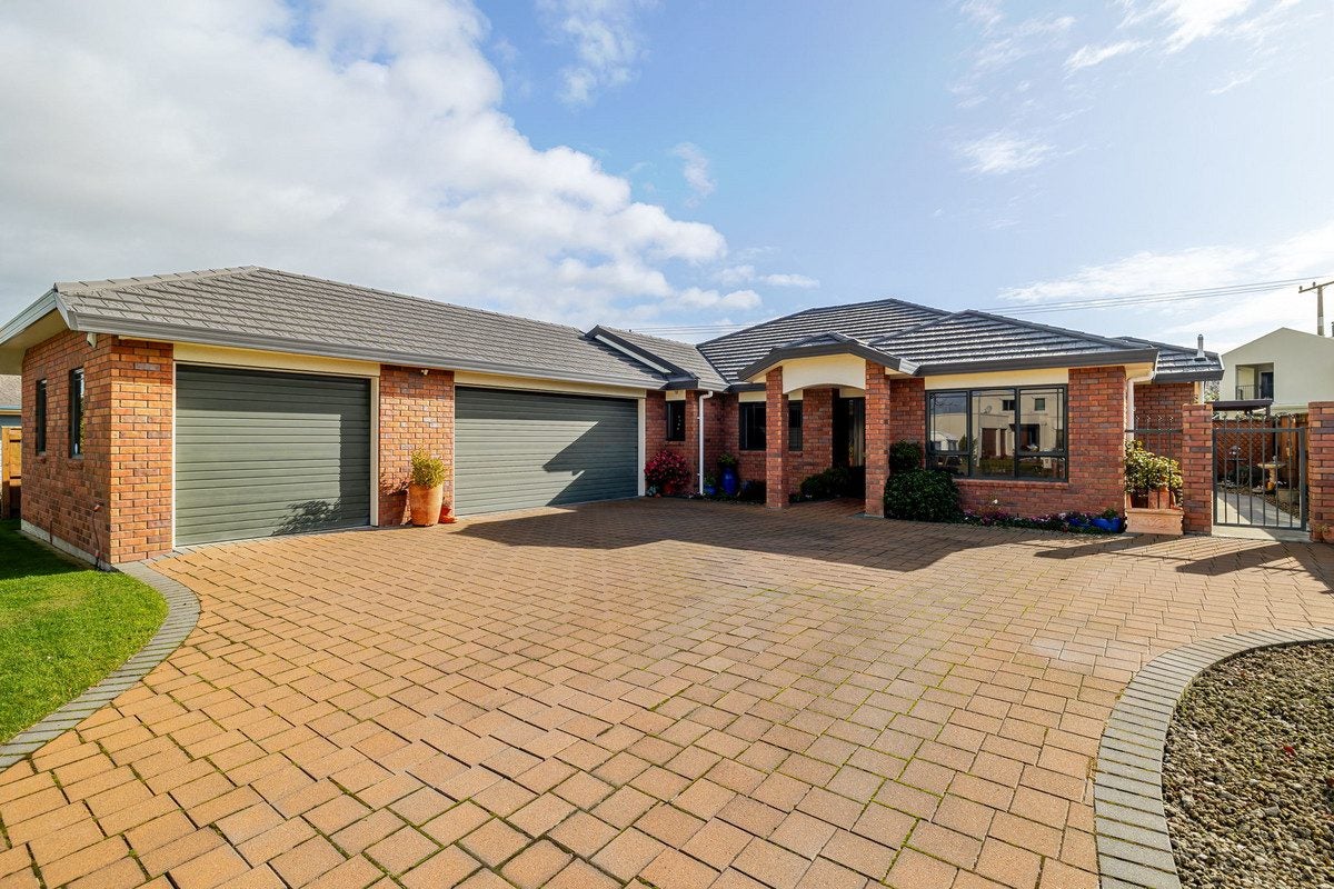 62 Royal Oak Drive, Kelvin Grove, Palmerston North - Carousel 1