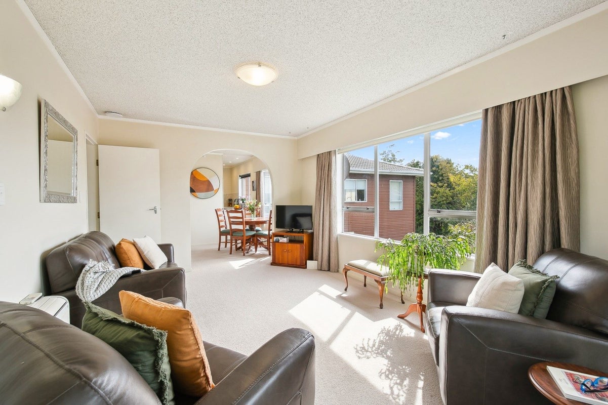 2A Mckeefry Grove, Tawa, Wellington - Carousel 2