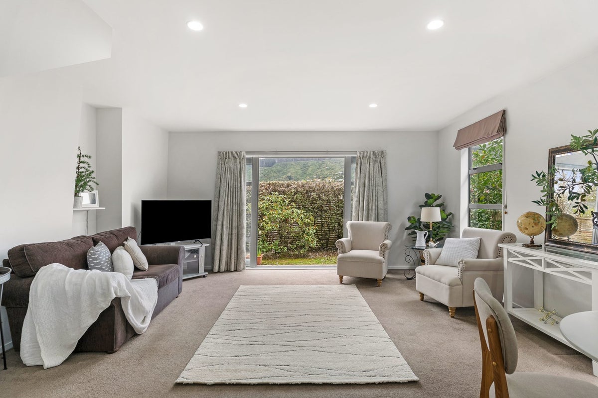 1A Stephen Street, Tawa, Wellington - Carousel 2