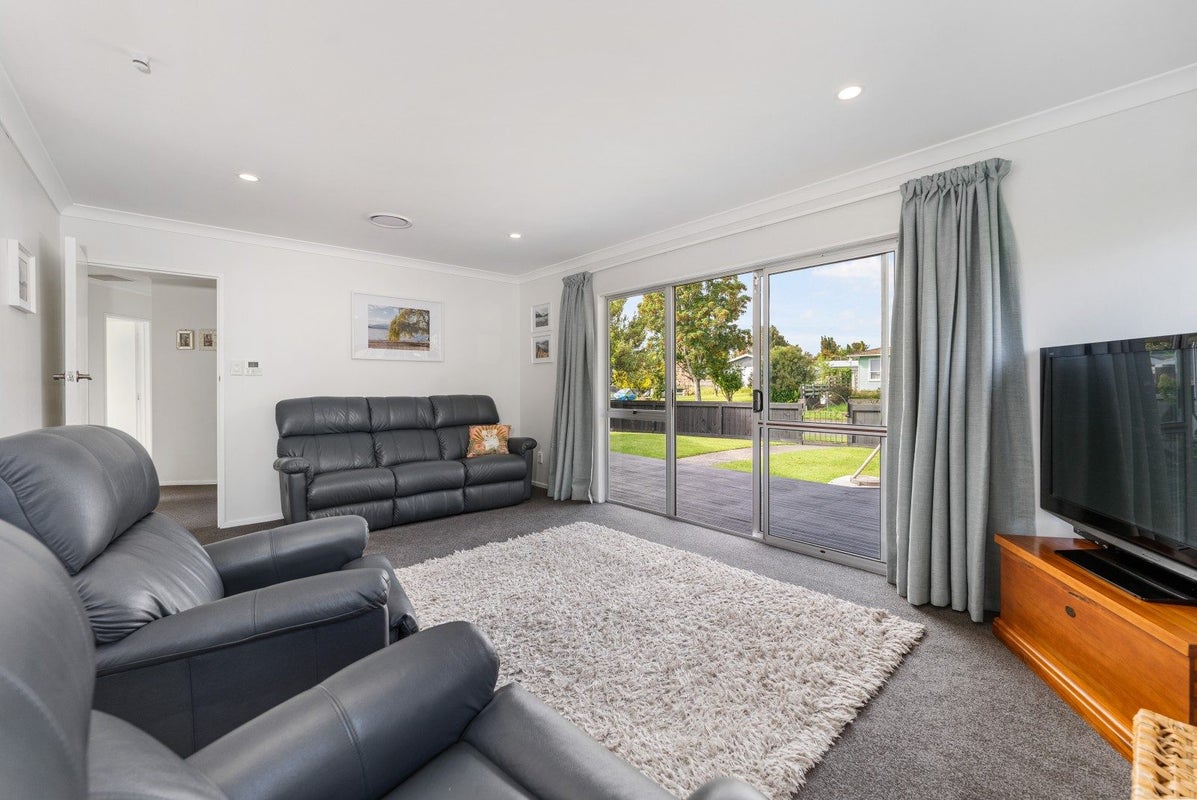 15 Escort Grove, Awapuni, Palmerston North - Carousel 2
