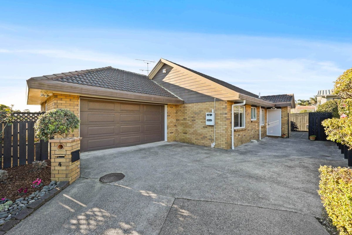 4 Davern Lane, New Lynn, Auckland - Carousel 1