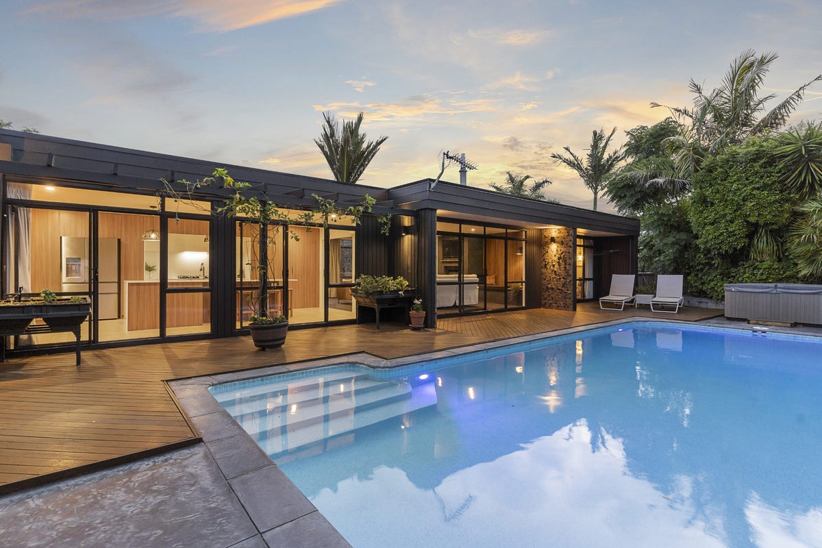 5 Antilla Place, Half Moon Bay, Auckland - Carousel 1