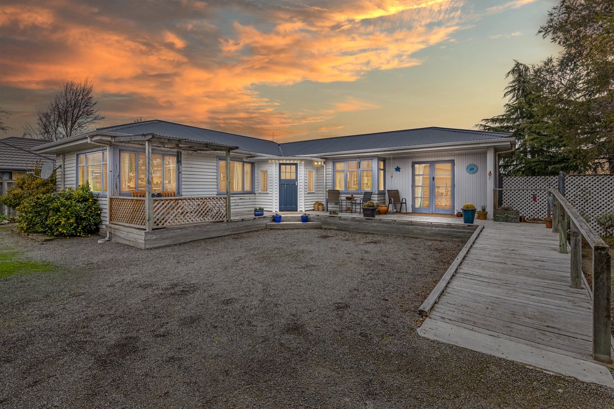 12 Gladstone Road, Woodend, Woodend - Carousel 1