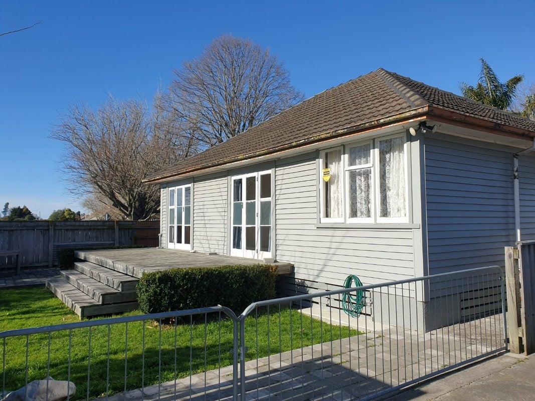 1113 Willowpark Road North, Mayfair, Hastings - Carousel 1