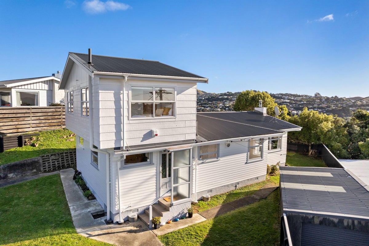 19 Diane Grove, Paparangi, Wellington - Carousel 1