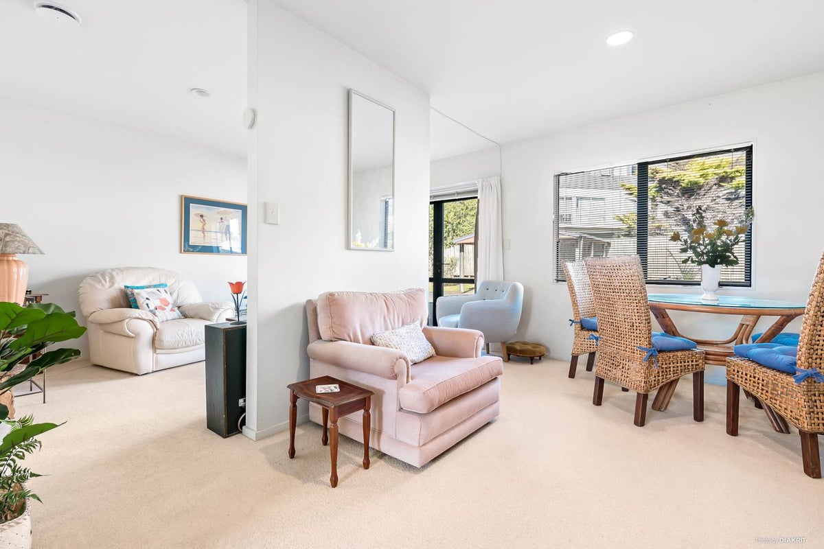 2/11 John Jennings Drive, Oteha, Auckland - Carousel 2
