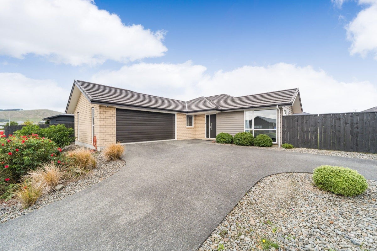 9 Mediterranean Grove, Fitzherbert, Palmerston North - Carousel 1