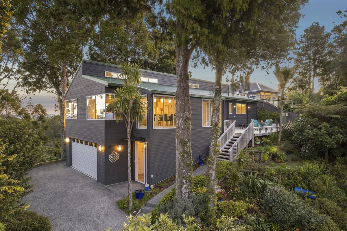 9 Tinopai Road, Titirangi, Auckland - Carousel 1