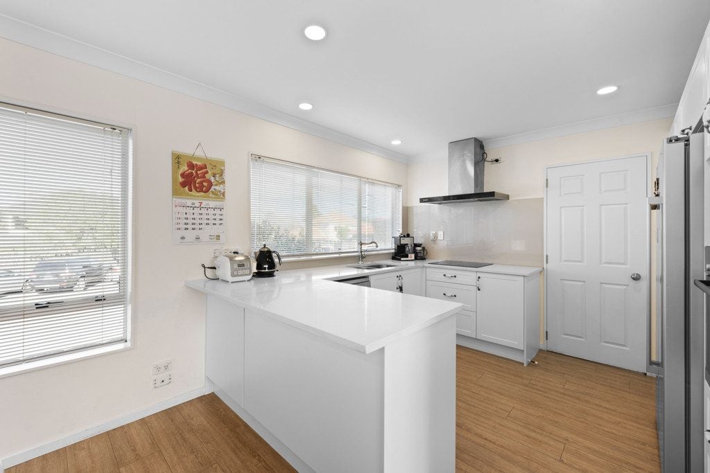 1/15 Penruddocke Road, Half Moon Bay, Auckland - Carousel 2