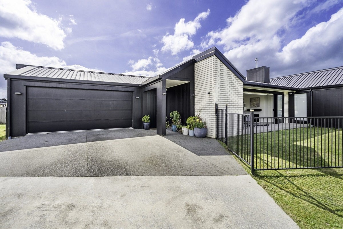 2 Inuwai Street, Glenview, Hamilton - Carousel 1