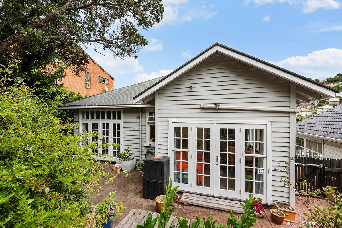7 Arawa Road, Hataitai, Wellington - Carousel 1