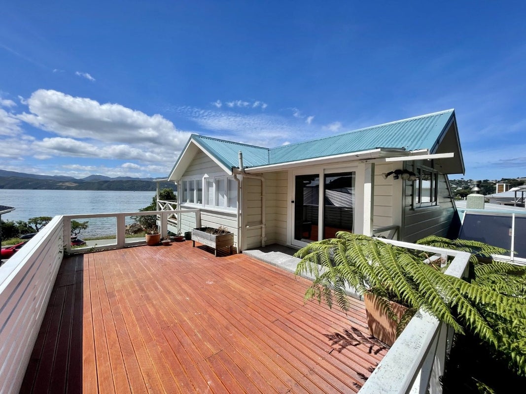 299 Karaka Bay Road, Karaka Bays, Wellington - Carousel 1