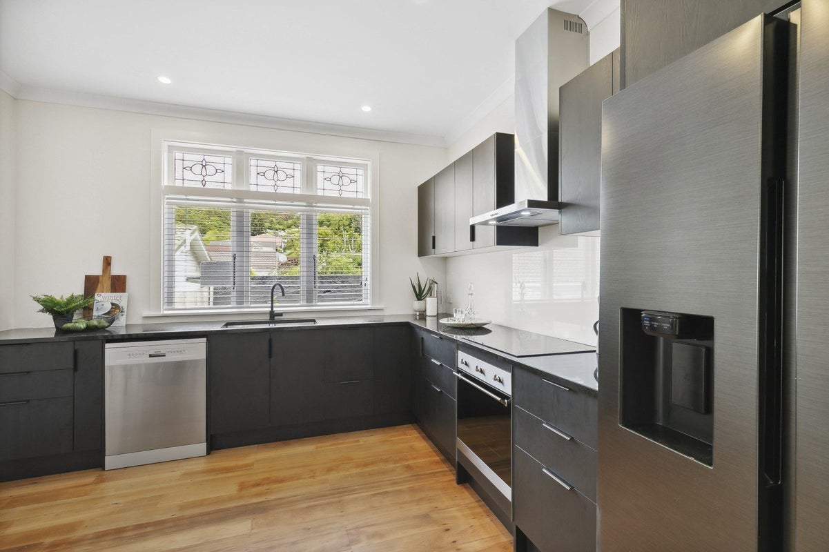 10 Burrows Avenue, Karori, Wellington - Carousel 2