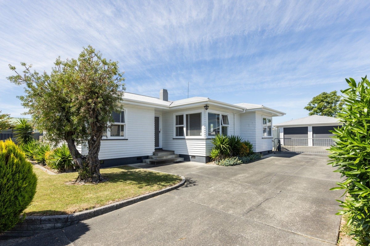 34 Trinity Crescent, Pirimai, Napier - Carousel 1