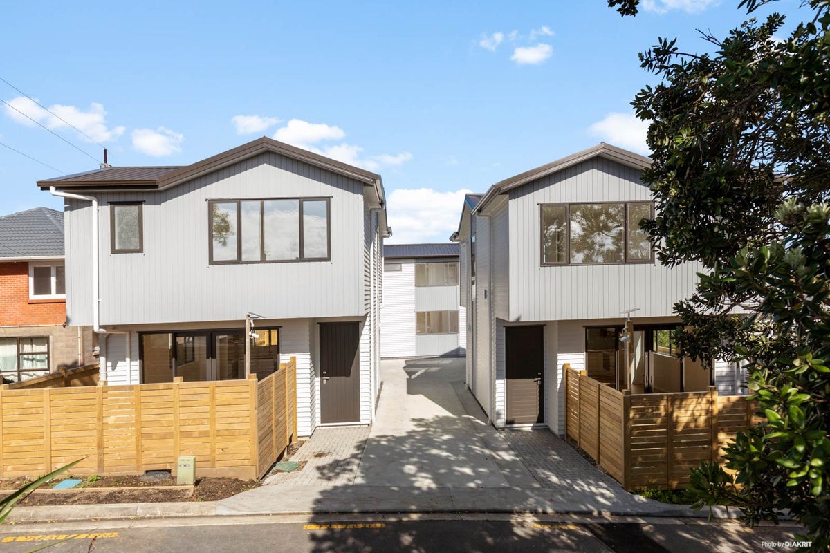 421A Glenfield Road, Glenfield, Auckland - Carousel 1