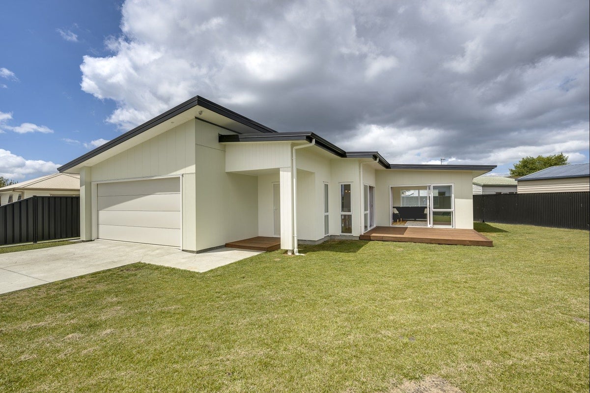 10 Whariki Crescent, Flaxmere, Hastings - Carousel 1