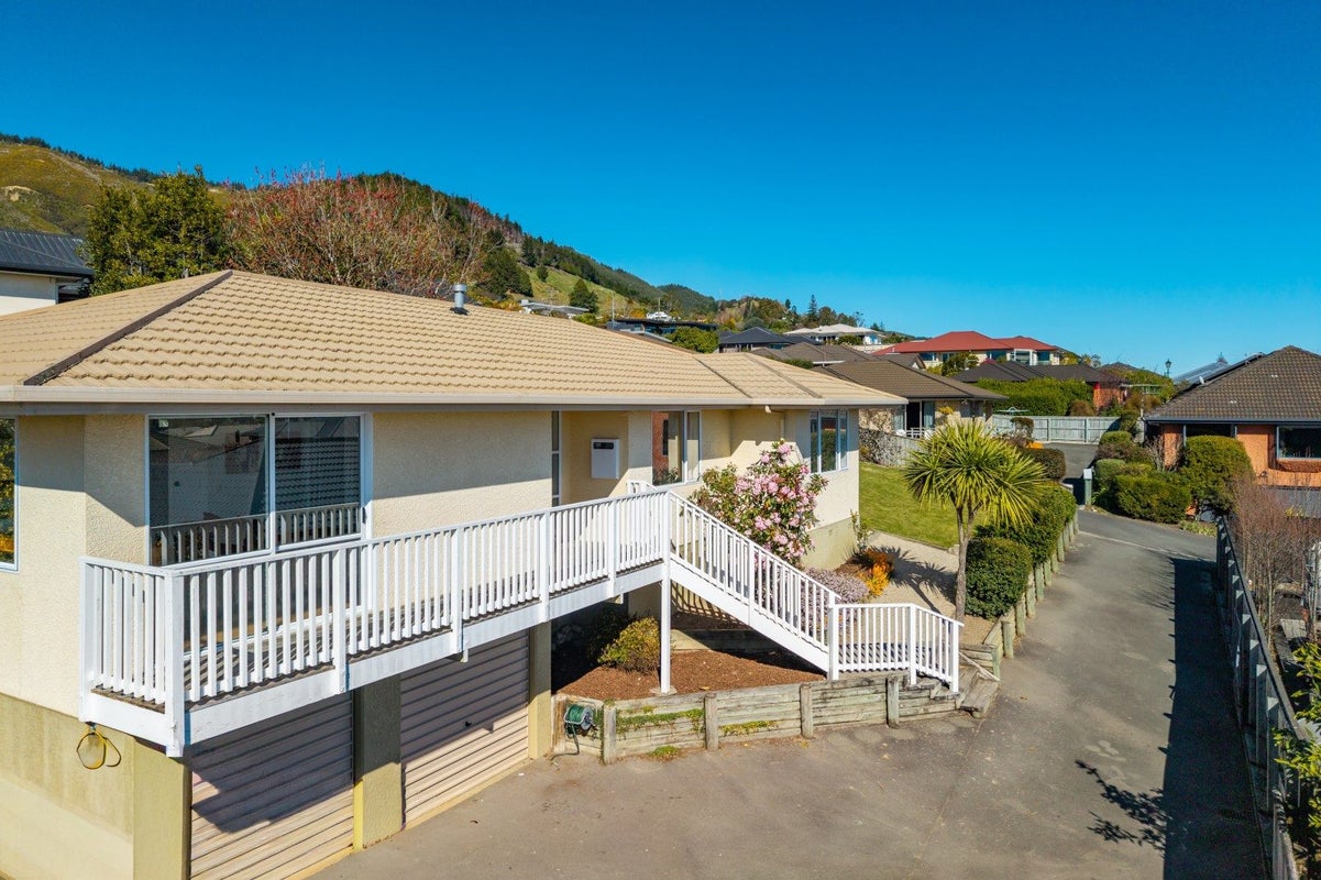 27 Idesia Grove, Richmond - Carousel 2