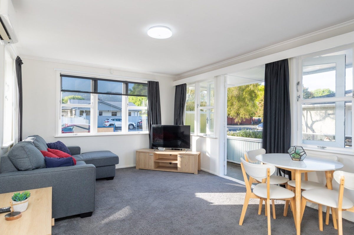 1/400 Fergusson Drive, Heretaunga, Upper Hutt - Carousel 1