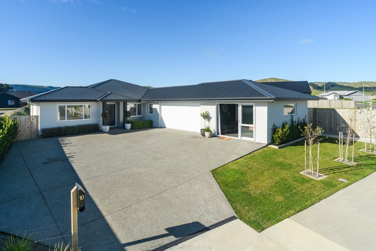 10 Sardinia Grove, Fitzherbert, Palmerston North - Carousel 1