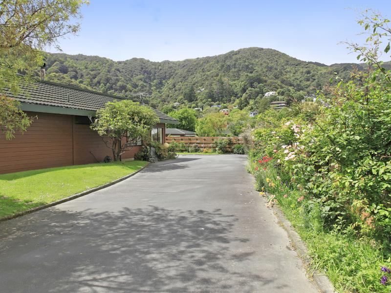 221 Marine Drive, Lowry Bay, Lower Hutt - Carousel 2