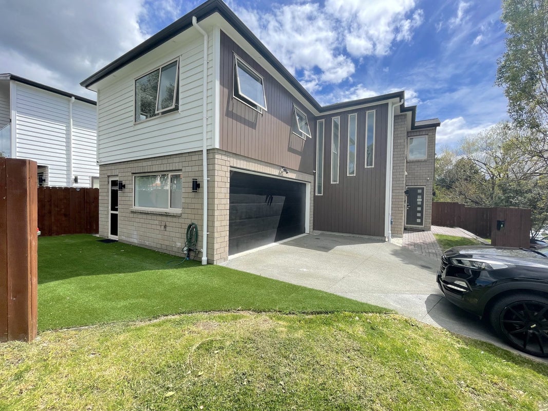 27 Commodore Drive, Lynfield, Auckland - Carousel 1