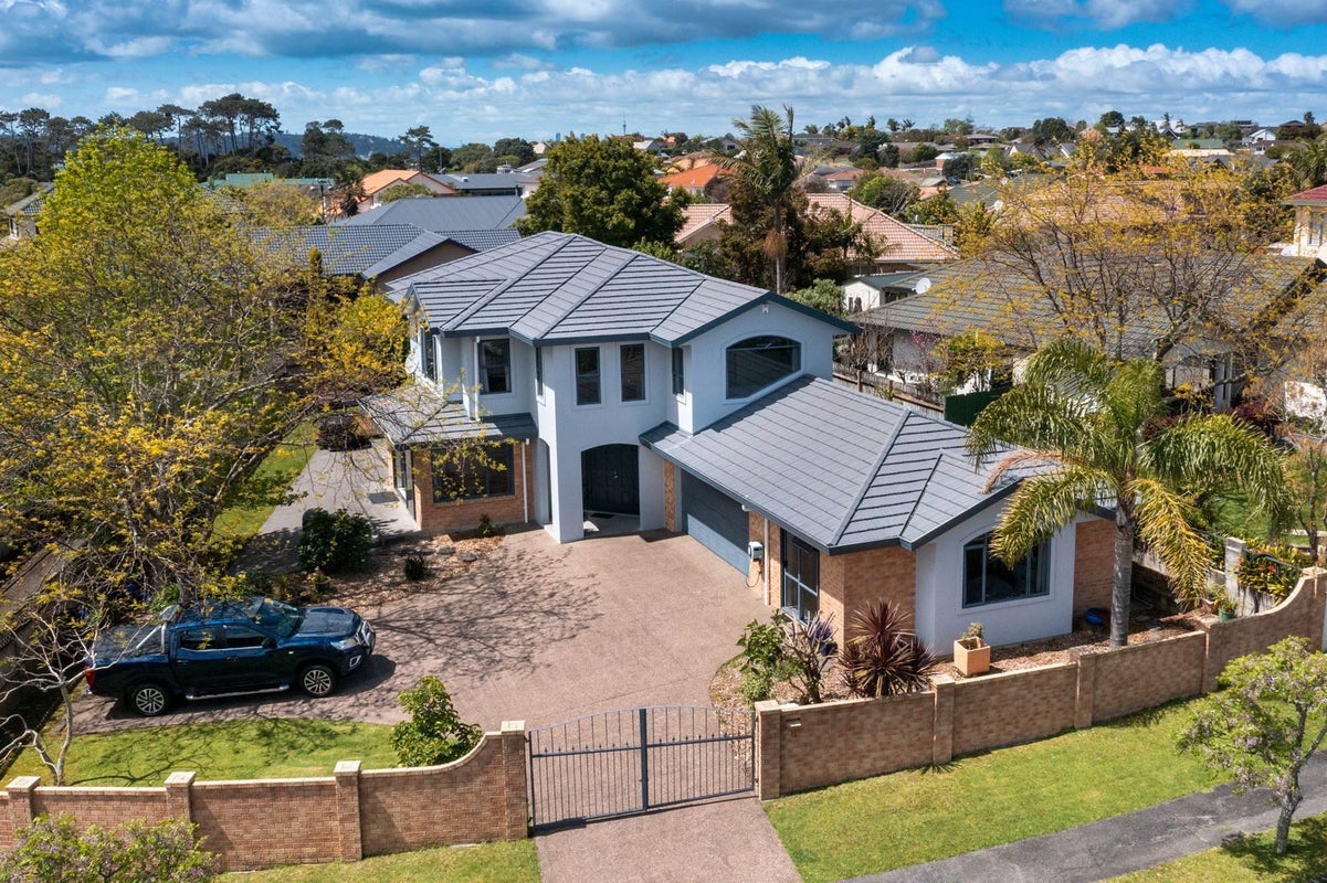 11 Rosetti Rise, West Harbour, Auckland - Carousel 1