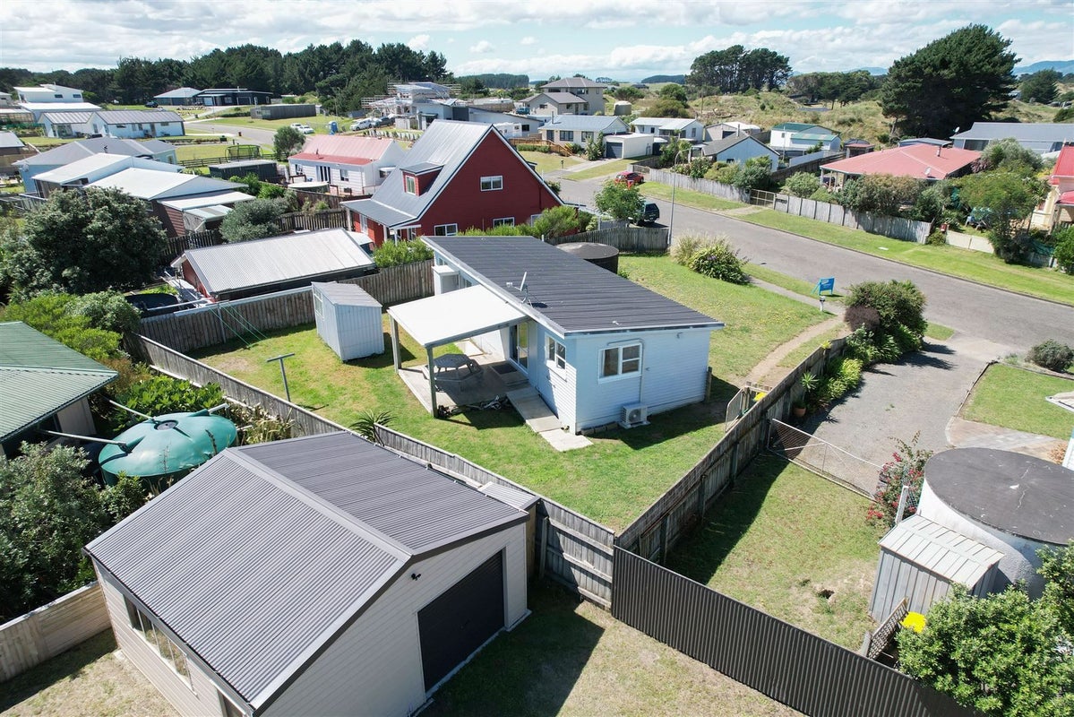 4 Taonui Street, Waitarere Beach, Levin - Carousel 2