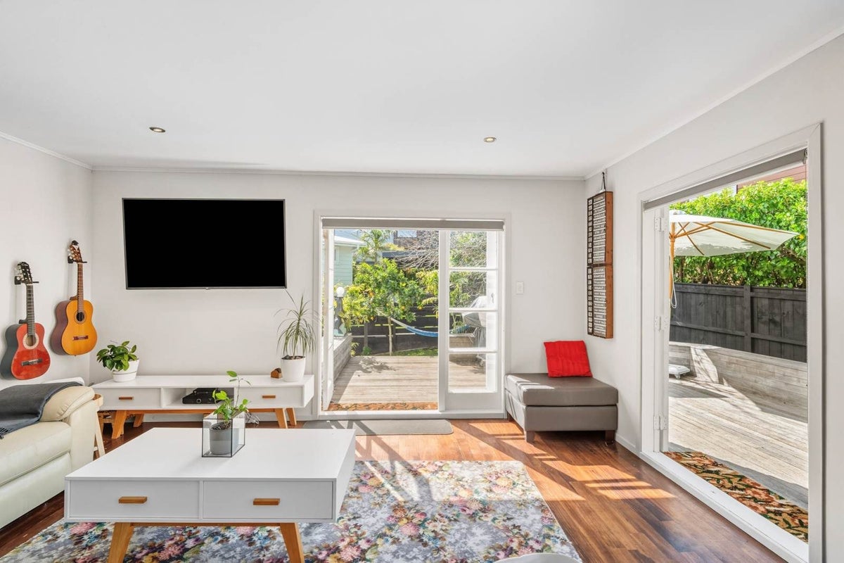 4 Kennedy Avenue, Forrest Hill, Auckland - Carousel 2