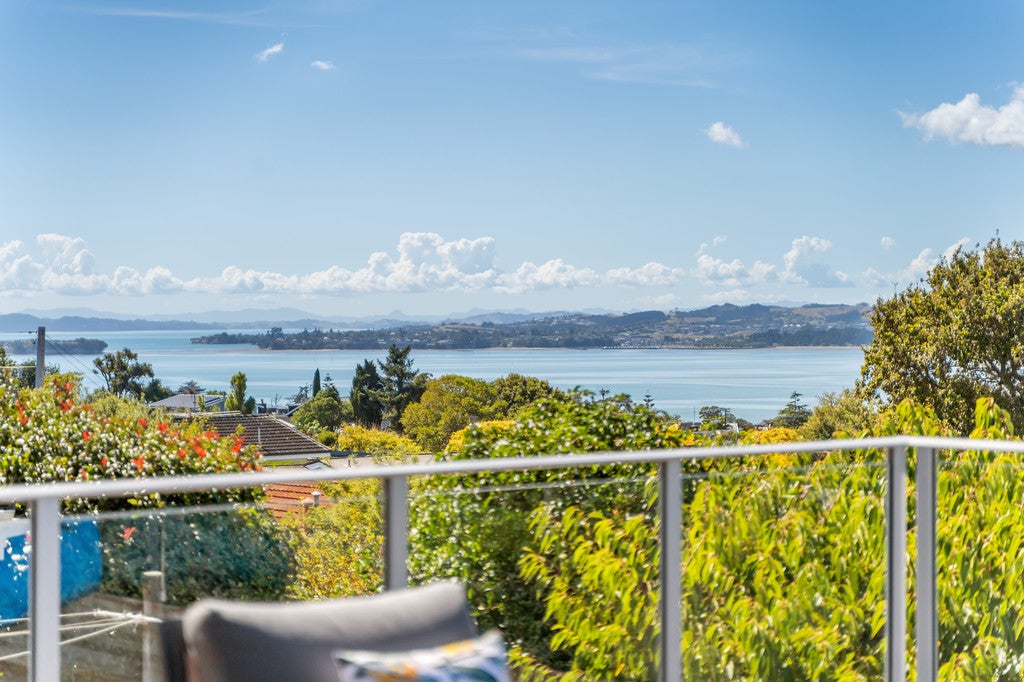 37 Mellons Bay Road, Mellons Bay, Auckland - Carousel 1