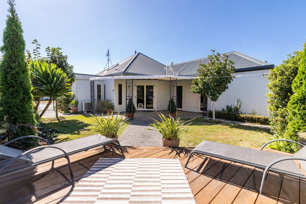 2 Queens Walk, Taradale, Napier - Carousel 1