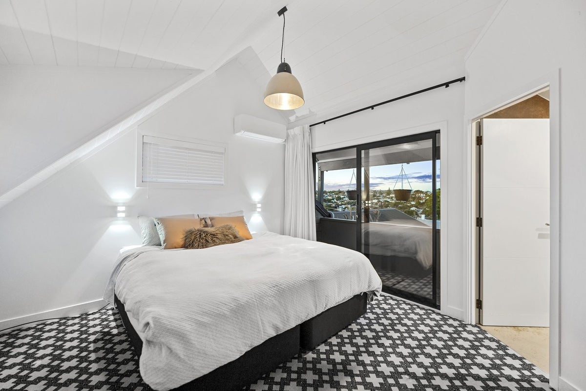 9 Quebec Road, Milford, Auckland - Carousel 50