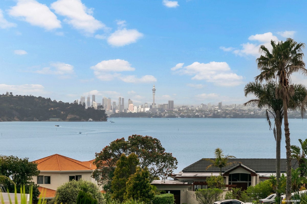 12 Ferntree Terrace, West Harbour, Auckland - Carousel 1
