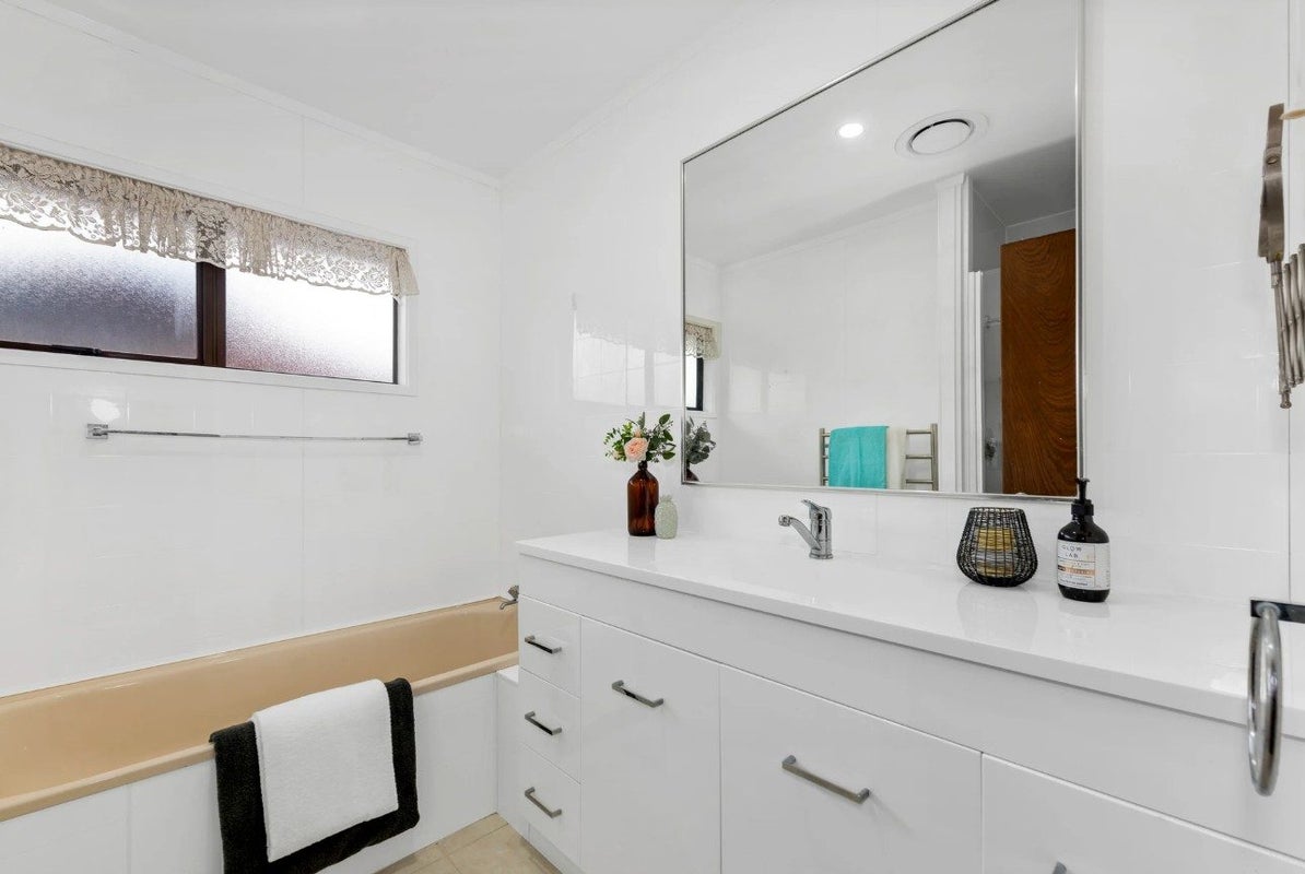 2/126 Botany Road, Botany Downs, Auckland - Carousel 11