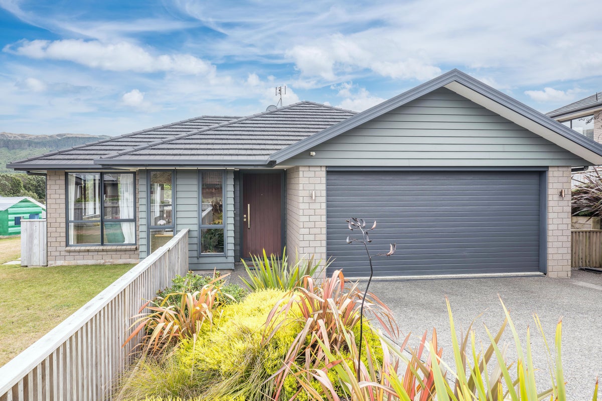 18 Mervyn Kemp Drive, Tawa, Wellington - Carousel 1