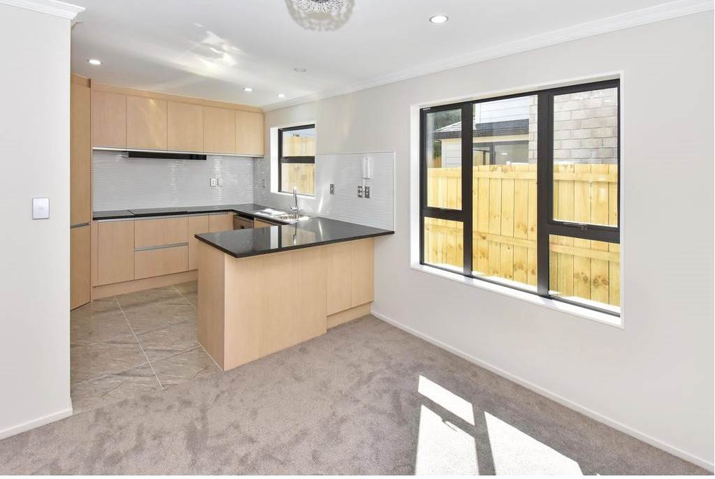 3/7 WAIARI RD, CONIFER GROVE, Auckland - Carousel 2