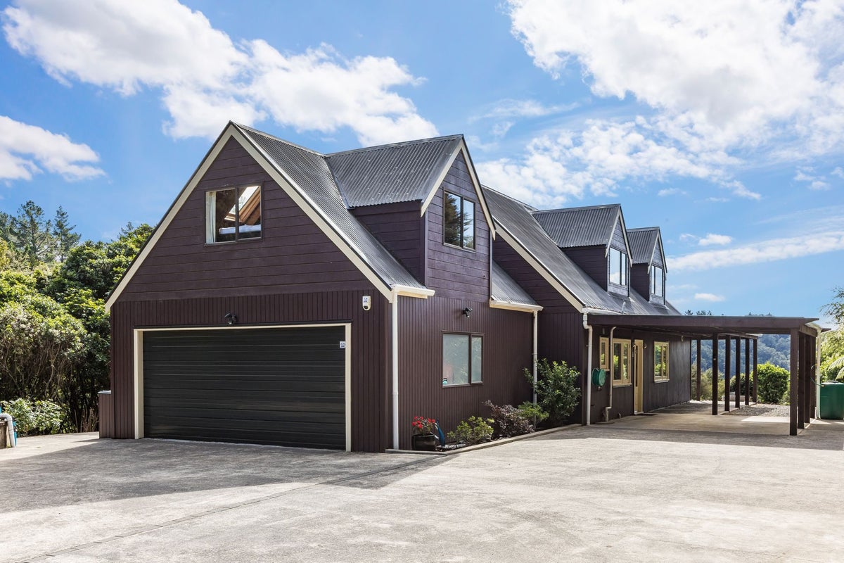 13 Sierra Way, Blue Mountains, Upper Hutt - Carousel 1