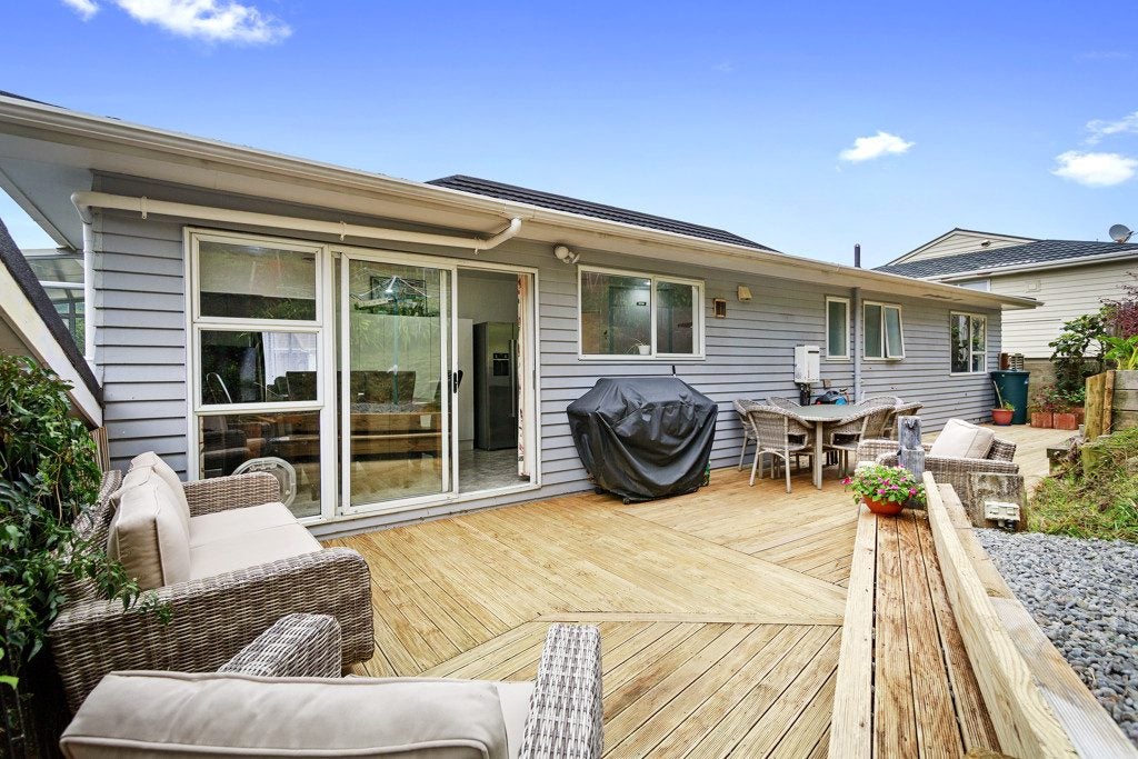 26 Fyvie Avenue, Tawa, Wellington - Carousel 1