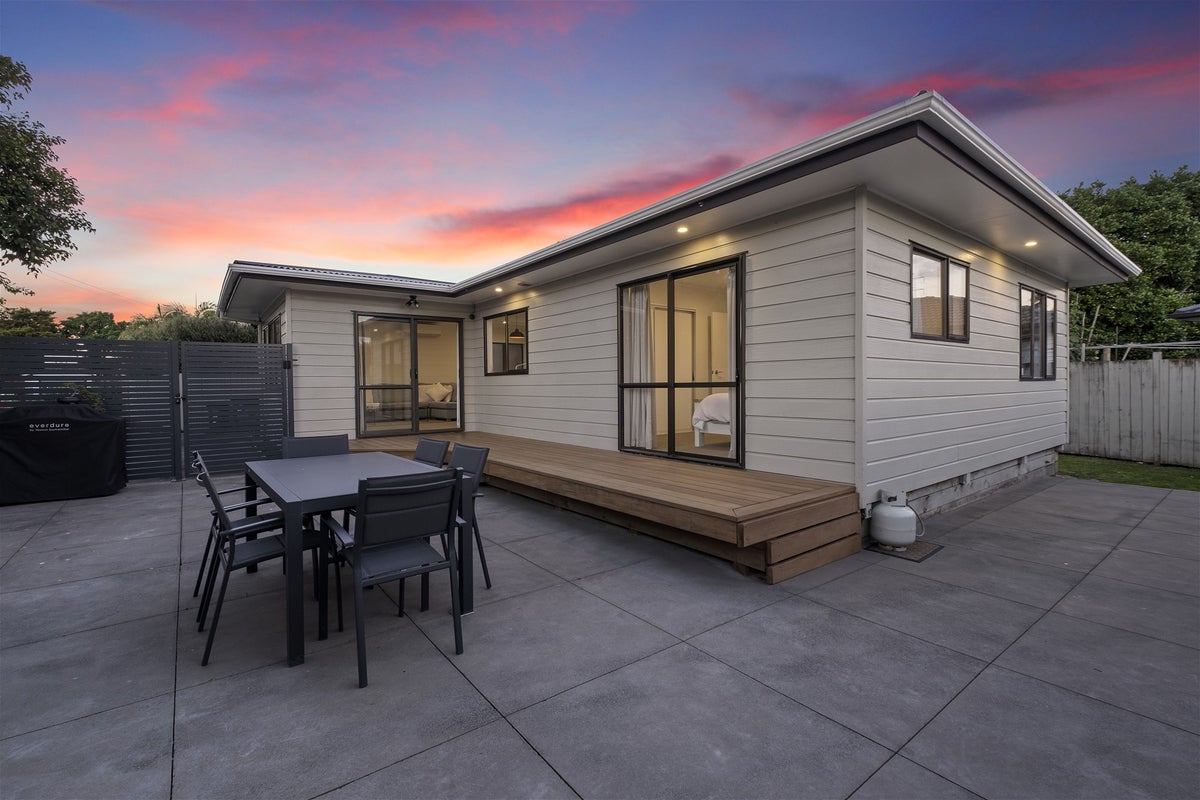 2/22 Tiraumea Drive, Pakuranga, Auckland - Carousel 1
