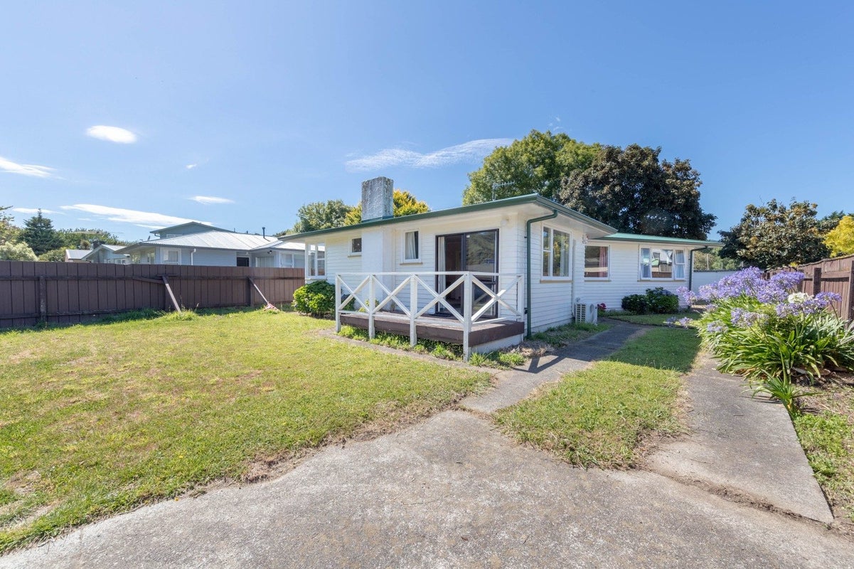 4 California Drive, Totara Park, Upper Hutt - Carousel 1