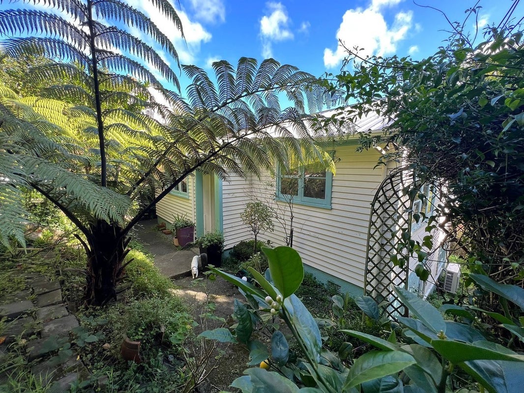 48 Victory Avenue, Karori, Wellington - Carousel 1