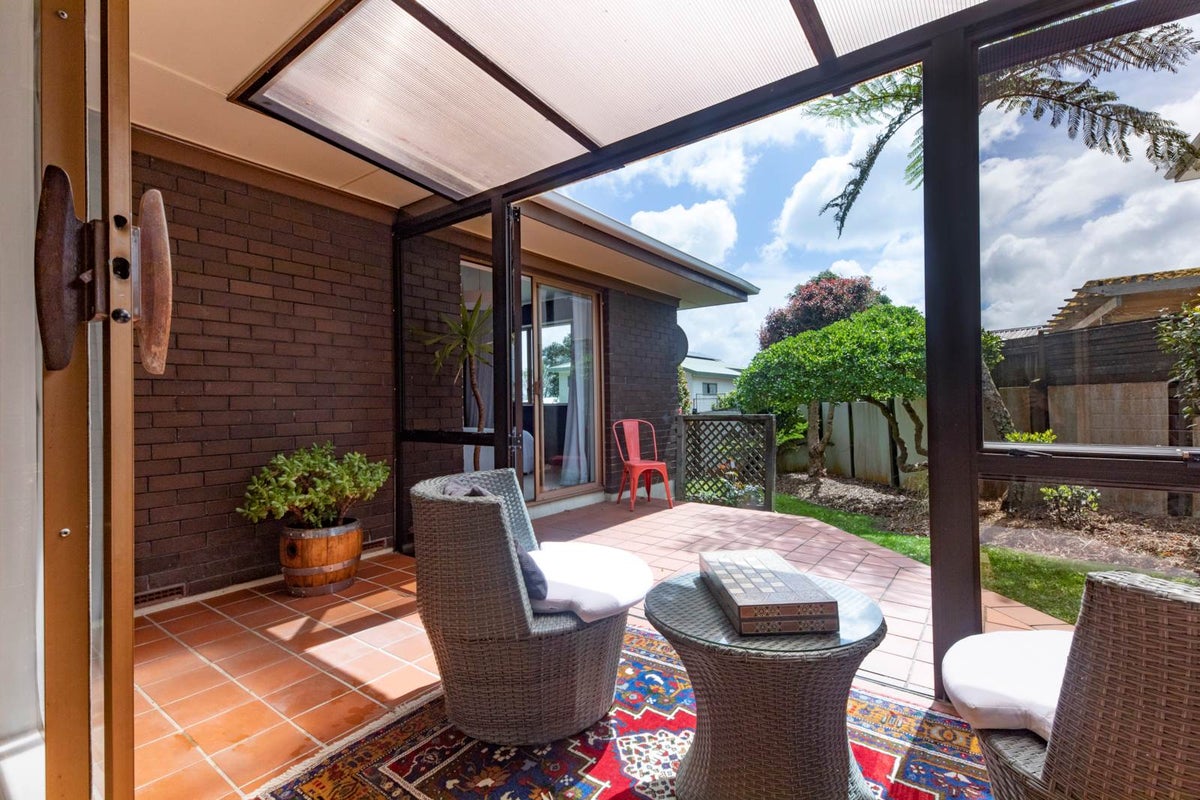 2/127 Golf Road, Titirangi, Auckland - Carousel 2